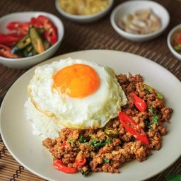 กะเพราหมูสับพริกแห้งฟรีไข่ดาว