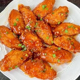 ปีกไก่ทอด ซอสสไปซ์ซี่