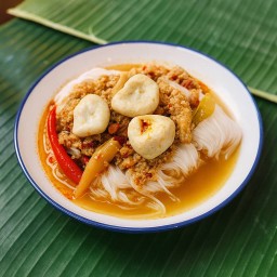 [อร่อยซ่ากับโค้ก] ขนมจีนน้ำยาป่าลูกชิ้น +  โค้ก ออริจินัล (ขวด) 