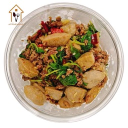 ข้าวกระเพราหมูสับลูกชิ้นเนื้อ