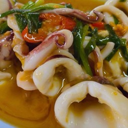 หมึกผัดไข่เค็มราดข้าว
