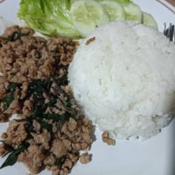 ข้าวกะเพราโบราณไก่สับไข่ดาว