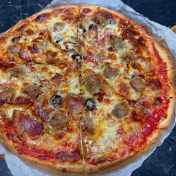 พิซซ่าคีโต พอร์คบอล (มีทบอล) และเบคอน