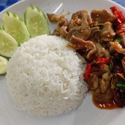 ข้าวราดกระเพราเครื่องในไก่