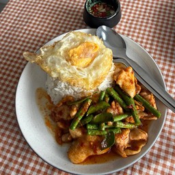 ข้าวราดผัดพริกแกงไก่