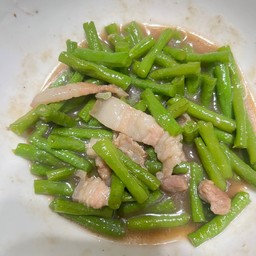 ผัดกะปิถั่วฝักยาวหมูสามชั้น ราดข้าว