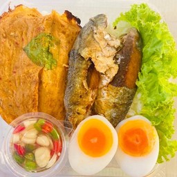 ข้าวปลาทูแกะ + ห่อหมก + ไข่เป็ดยางมะตูม