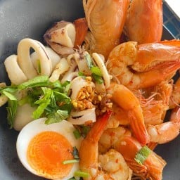 ก๋วยเตี๋ยว ยีผึ้ง รสเด็ด (ฮาลาล)