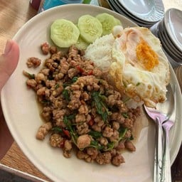 ผัดกะเพราราดข้าว