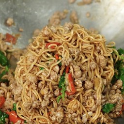 มาม่าหมูสับผัดกระเพรา