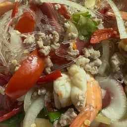 ร้านเส้นคุณหญิง