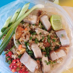 ข้าวผัดหมูกรอบ