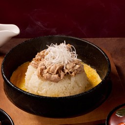 ข้าวผัดเนยกระเทียมหมูสไลด์กระทะร้อนสไตล์ญี่ปุ่น