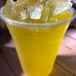 น้ำลำไย น้ำเก็กฮวย ลูกชิ้นแดงในตำนาน ลูกชิ้นระเบิด น้ำลำไย น้ำเก็กฮวย หน้ามูนิธิบ้านเพื่ออชีวิตใหม่ (ตึกประตูเขียว)