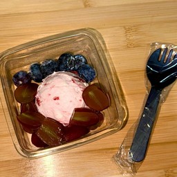 Size S (8 oz.) กรีกโยเกิร์ตรสสตอเบอร์รี่+องุ่นคิมสัน+บลูเบอร์รี่