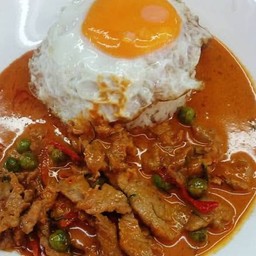 ผัดพะแนงราดข้าว