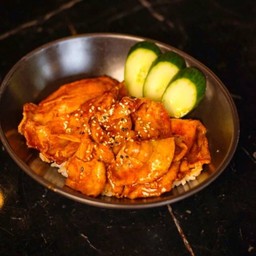 ข้าวญี่ปุ่นหน้าหมูสไลด์