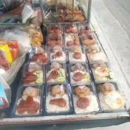 ป้อมอาหารตามสั่งข้าวกล่อง 40 บาท ถนนรถรางเก่าสถานีถูกจ่ายน้ำ