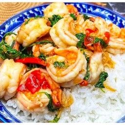 กระเพรากุ้งราดข้าว