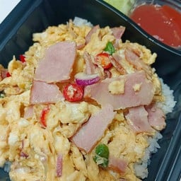 ข้าวไข่ขยี้เบค่อน พริกสด หอมแดง