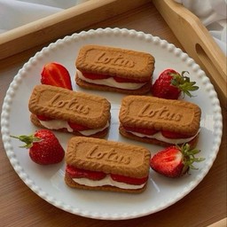 อร่อยลองยัง !! บิสคอฟ บิสกิตกรุบกรอบ x สอดไส้กรีกโยเกิร์ต x สตรอเบอร์รี่นำเข้า โคตรอร่อยยย หอม มัน นัว อร่อยแบบลงตัวสุดๆ