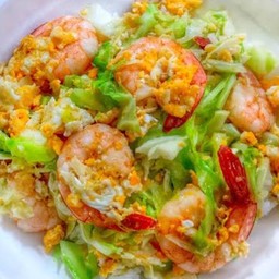 ผัดกะหล่ำปลีขยี้ไข่ราดข้าว