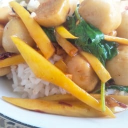 ข้าว+กระเพราลูกชิ้นปลา