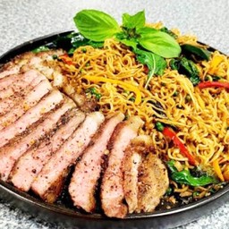 มาม่ากะเพราสเต็กหมูพริกไทยดำ