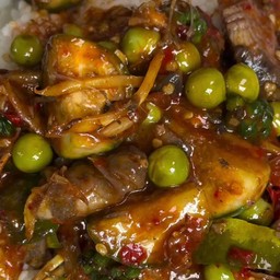 ผัดเผ็ดราดข้าว