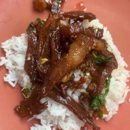 กระเพราเนื้อแดด ราดข้าว