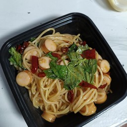 สปาเกตตี้ ผัดพริกแห้ง ไส้กรอก