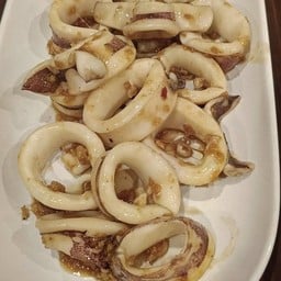 ปลาหมึกกระเทียม (กับข้าว)