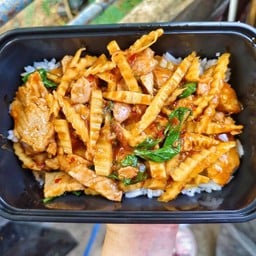 กะเพราหมูกรอบที่จริงใจ อาหารตามสั่ง