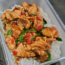 กะเพราเนื้อวัวราดข้าว