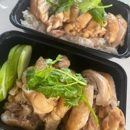 น่องติดสะโพกต้มน้ำปลา (เป็นกับข้าว)