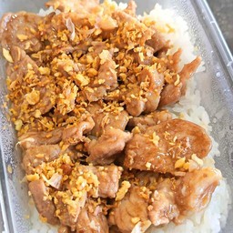 หมูชิ้นทอดกระเทียมพริกไทยราดข้าว