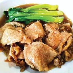 ก๋วยเตี๋ยวสเต็กหมูราดหน้าคะน้าฮ่องกง