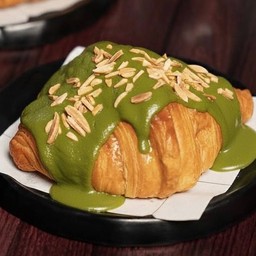 ครัวซองค์สังขยามัทฉะอัลมอนด์