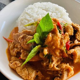 ข้าวพะแนงเนื้อชิ้น+ไข่ดาว