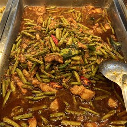 ผัดพริกแกงถั่วใส่หมู