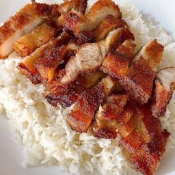 หมูกรอบทอดน้ำปลาราดข้าว