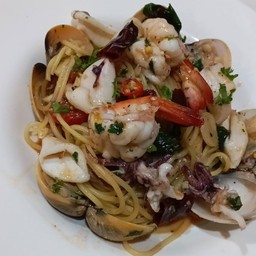 สปาเก็ตตี้ซีฟู้ดกระเทียมพริกแห้ง