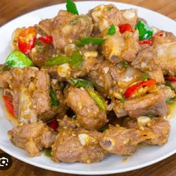 ซี่โครงหมูผัดกะปิ ( ราดข้าว )