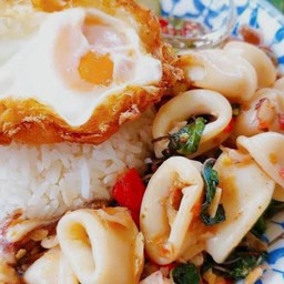 ข้าวกะเพาปลาหมึก ไข่ดาว