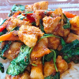 ข้าวผัดพริกแกงหมูสามชั้นในบนี่หร่า