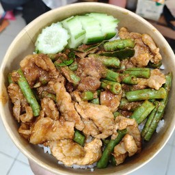 ข้าวราดพริกแกงหมูชิ้นใส่ถั่ว
