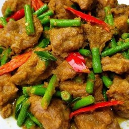 ซี่โครงหมูผัดพริกแกงใต้ ( เป็นกับ )