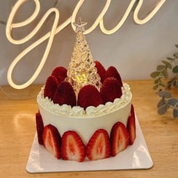 ครึ่งปอนด์เค้กคริสมาสเปิดไฟได้ ล้อมรอบสรอว์เบอร์รี่