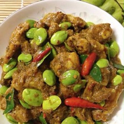 กระดูกอ่อนผัดพริกแกงใต้ใส่สะตอ ( กับข้าว )