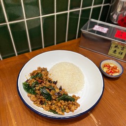 ข้าวกะเพราหมูสับ pad ka praow 罗勒叶炒猪肉贩